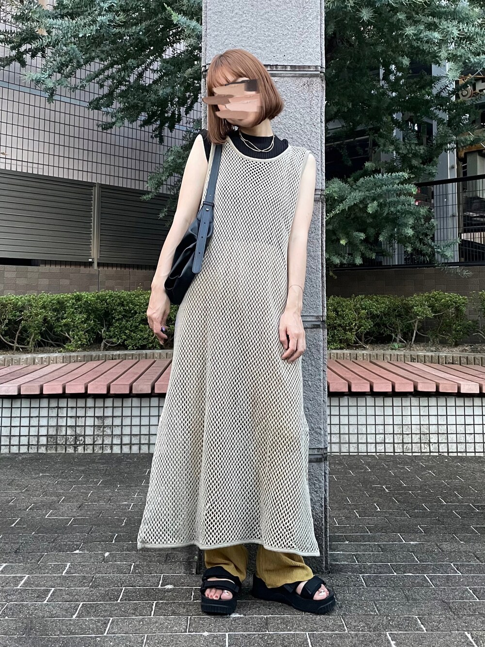 ブラック系のサンダル、グリーン系のワンピース、イエロー系のその他パンツを着用したレディースの夏コーディネートの1枚目の写真