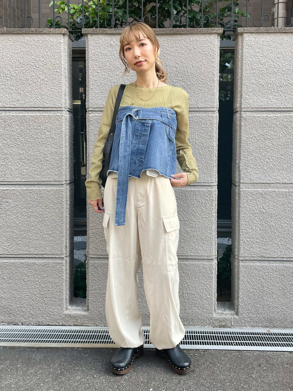 ホワイト系のカーゴパンツ、グリーン系のTシャツ/カットソー、ブラック系のサンダルを着用したレディースの夏コーディネートの1枚目の写真