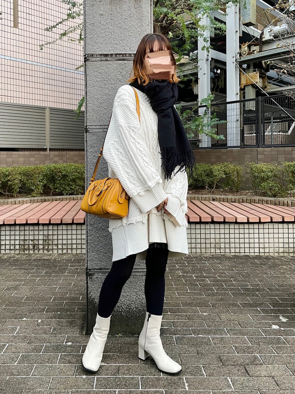 ホワイト系のニット/セーター、イエロー系のショルダーバッグ、ホワイト系のブーツを着用したレディースの秋コーディネートの1枚目の写真