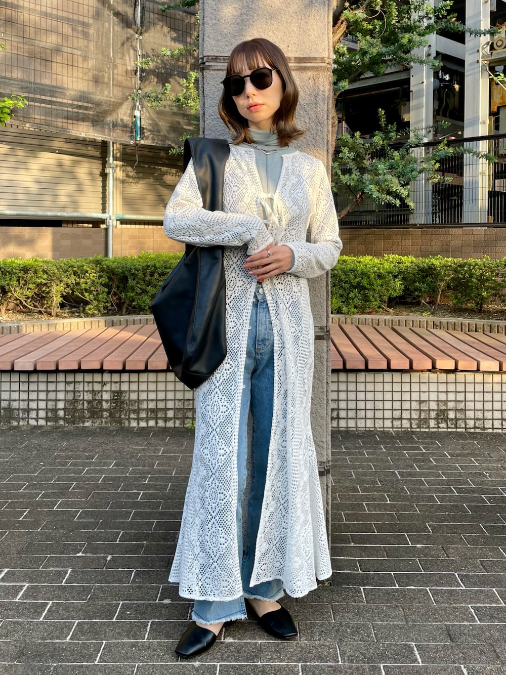 ホワイト系のワンピース、ブルー系のデニムパンツ、ブルー系のTシャツ/カットソーを着用したレディースの春コーディネートの1枚目の写真