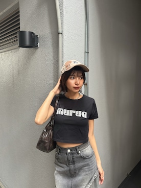 「MURUA（ムルーア）のパターンロゴパッチTシャツ（Tシャツ/カットソー、ブラック系）」を使った、上原優香さん（レディース・163cm）の春コーディネート