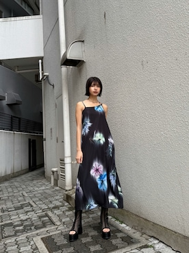 「MURUA（ムルーア）のブラーフラワーワンピース（ワンピース、ブラック系）」を使った、上原優香さん（レディース・163cm）の春コーディネート