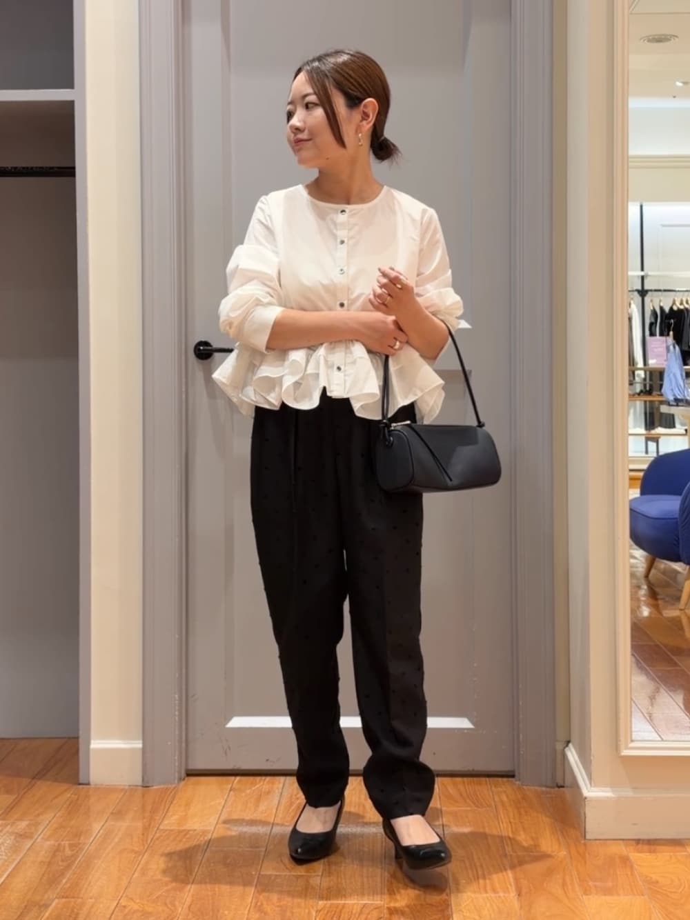 ブラック系のその他パンツ、ホワイト系のシャツ/ブラウス、ブルー系のショルダーバッグを着用したレディースの夏コーディネートの1枚目の写真