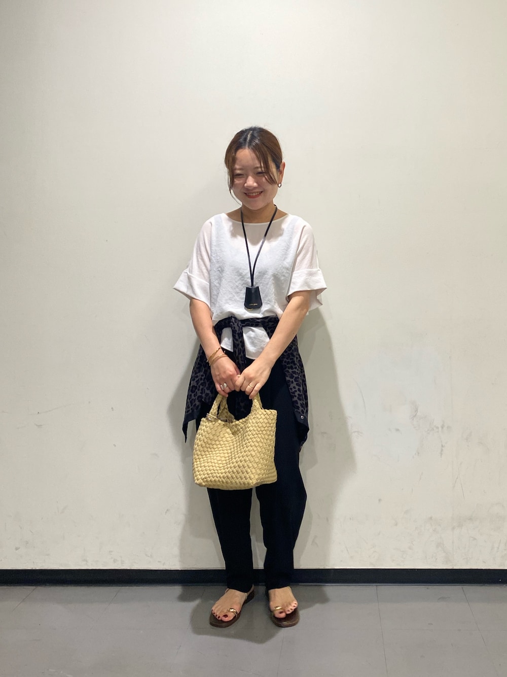 ブラック系のその他パンツ、ホワイト系のシャツ/ブラウス、ブラック系のカーディガン/ボレロを着用したレディースの夏コーディネートの1枚目の写真