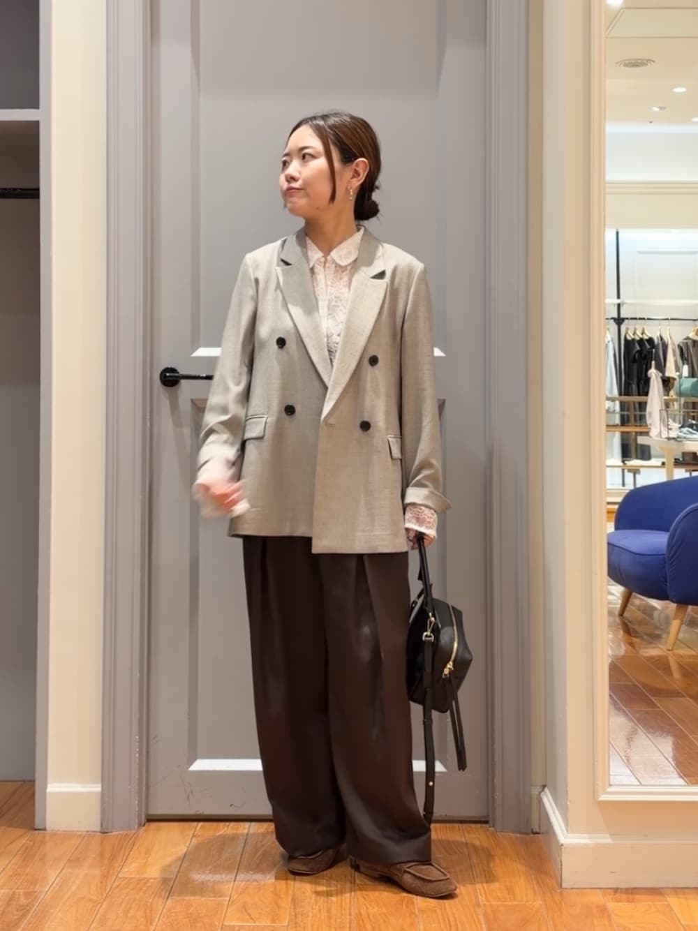 ベージュ系のテーラードジャケット、ホワイト系のシャツ/ブラウス、ブラウン系のその他パンツを着用したレディースの秋コーディネートの1枚目の写真