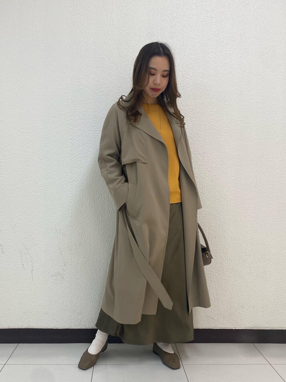 「アーバンリサーチ、URBAN RESEARCH、アーバンリサーチロッソ、URBAN RESEARCH ROSSO、ロデスコ、RODE SKO、トレンチコート、春ニット、イエロー×カーキ、カーキ、イエロー、アースカラー、サテンスカート、レザーシューズ、美術館コーデ」｜「URBAN RESEARCHのサテンバイアススカート（スカート、グリーン系）」を使った、meiさん（レディース・163cm）の冬コーディネートの1枚目の写真