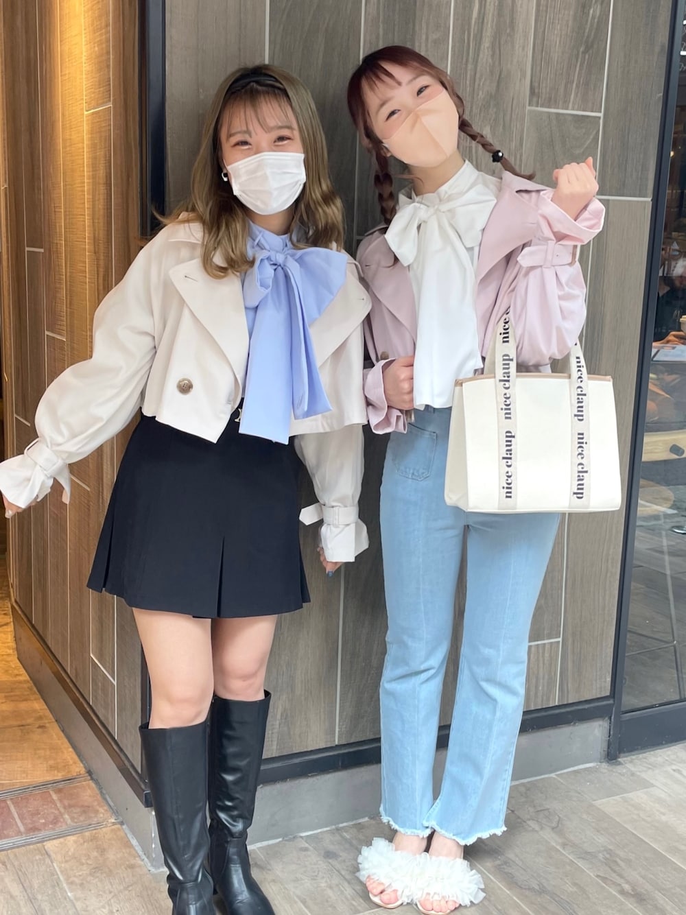 ピンク系のトレンチコート、ブルー系のデニムパンツ、ホワイト系のサンダルを着用したレディースの春コーディネートの1枚目の写真