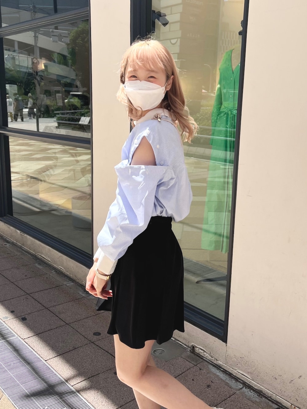 ブルー系のシャツ/ブラウス、ブラック系のスカート、ピンク系のショルダーバッグを着用したレディースの夏コーディネートの1枚目の写真