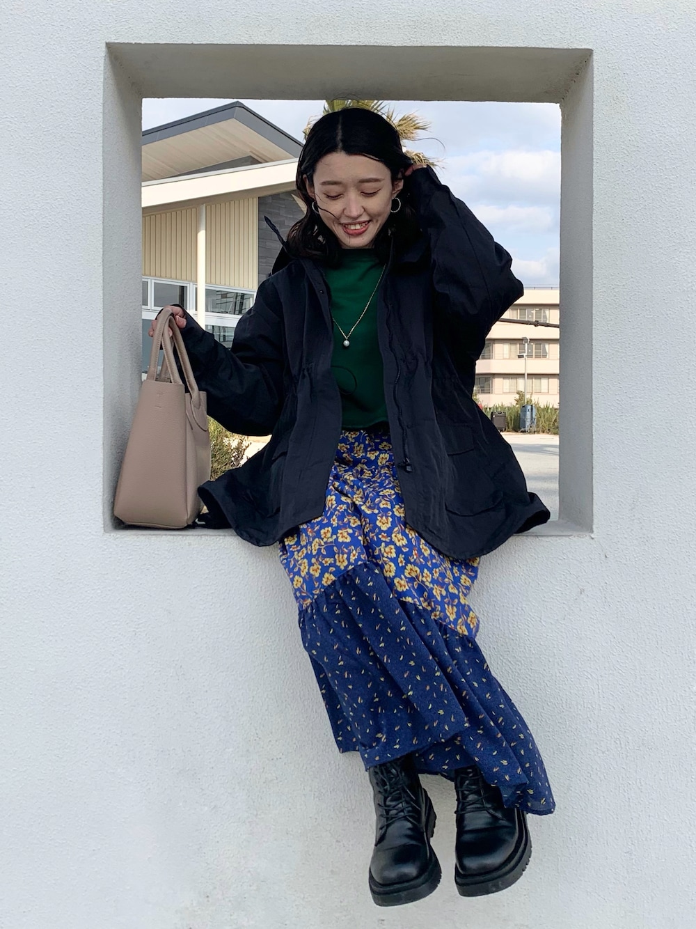 「シンプルコーデ、大人女子、カジュアルコーデ、低身長、春コーデ、グリーン、レトロ、ショート丈トップス、マウンテンパーカー、泉南ロングパーク、ロングスカート、おしゃれさんと繋がりたい、shopstaff、アパレルスタッフ、春服みてみて」｜「THE SHOP TK のマウンテンパーカ（ブルゾン、ブラック系）」を使った、saho(低身長コーデ)さん（レディース・150cm）の春コーディネートの1枚目の写真