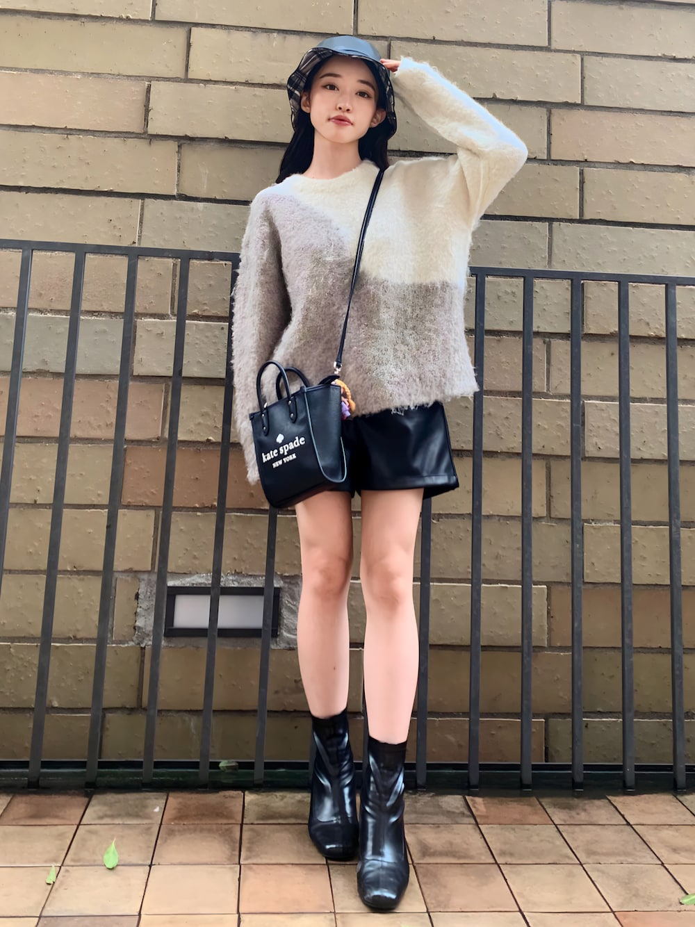 kate spade new yorkのショルダーバッグを使った人気ファッション 