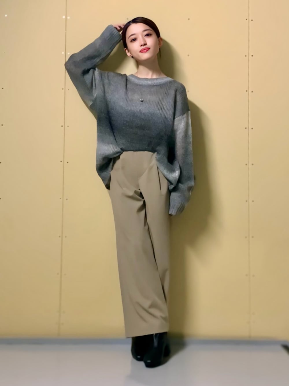 グレー系のニット/セーター、ベージュ系のその他パンツ、ブラック系のブーツを着用したレディースの秋コーディネートの1枚目の写真