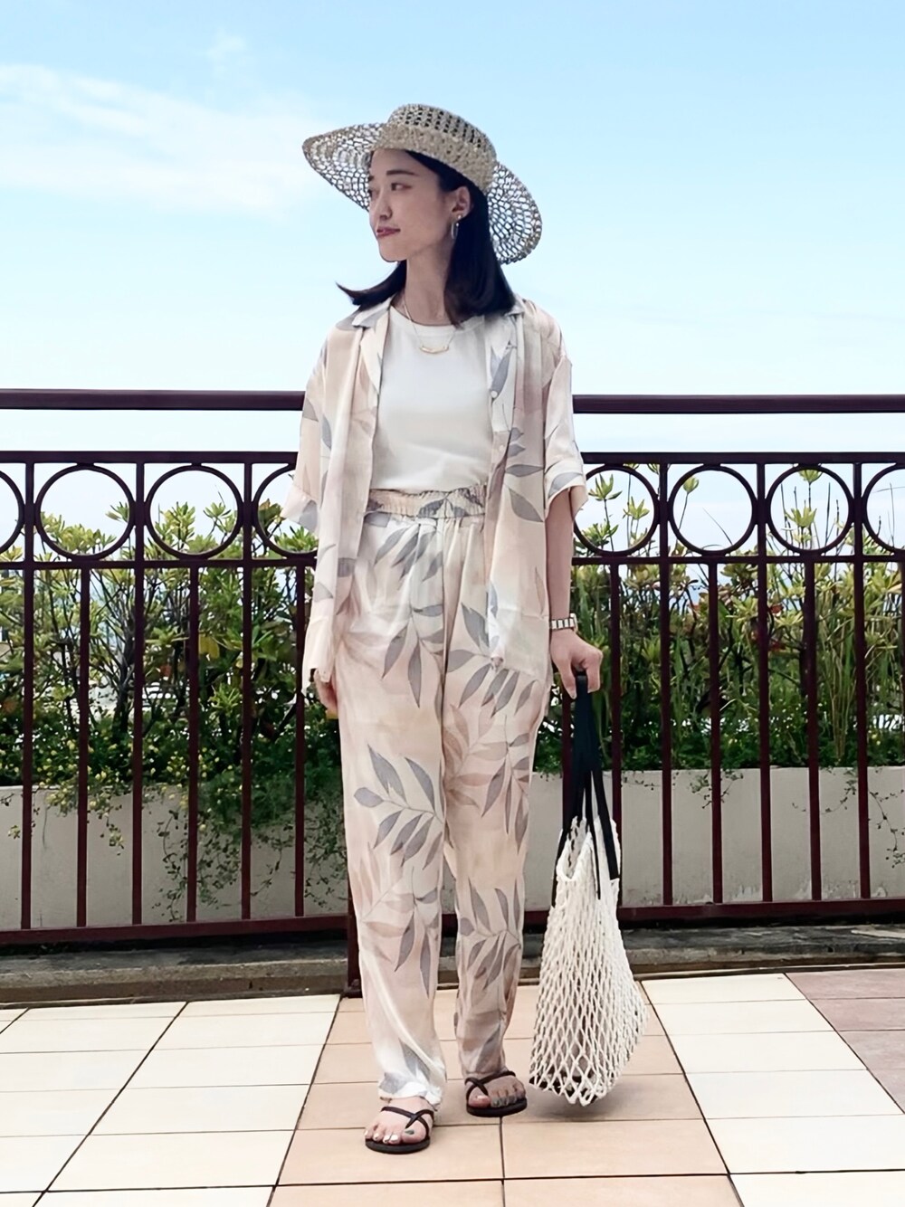 「パンツスタイル、お出かけコーデ、サンダル、きれいめカジュアル、リラックススタイル、低身長コーデ、ootd、セットアップ、リゾートスタイル、シャツスタイル、THE SHOP TK、夏コーデ、2022ss、リーフ柄、いいね、save、フォローお願いします🤑」｜「THE SHOP TK の天然草編みハット（ハット、ベージュ系）」を使った、saho(低身長コーデ)さん（レディース・150cm）の春コーディネートの1枚目の写真