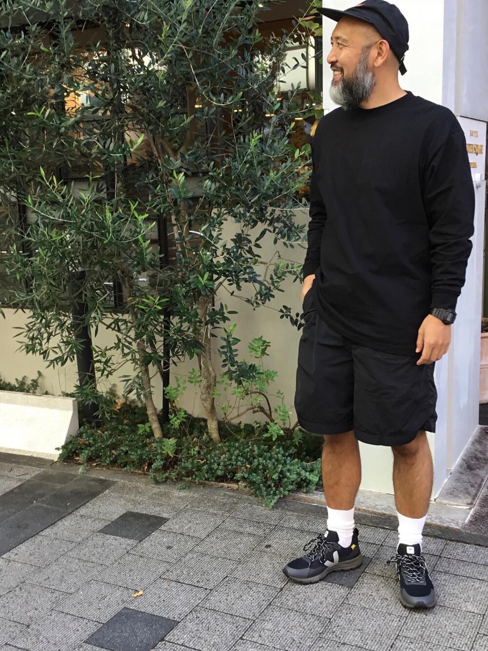 ブラック系のスニーカーを着用したメンズの秋コーディネートの1枚目の写真