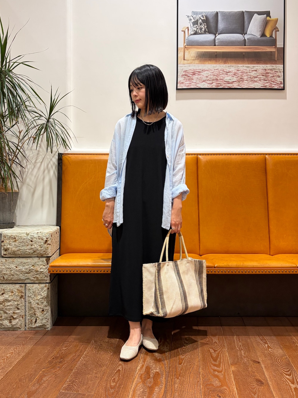 ブラック系のワンピース、ブルー系のシャツ/ブラウス、ホワイト系のバレエシューズを着用したレディースの夏コーディネートの1枚目の写真