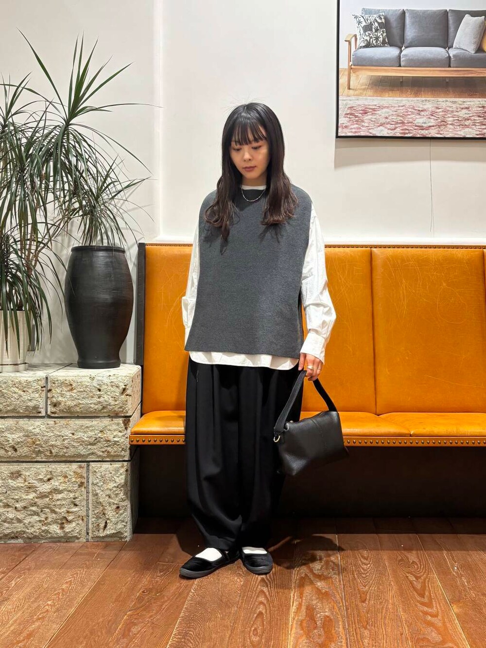 ホワイト系のシャツ/ブラウス、ブラック系のその他パンツ、ブラック系のショルダーバッグを着用したレディースの冬コーディネートの1枚目の写真