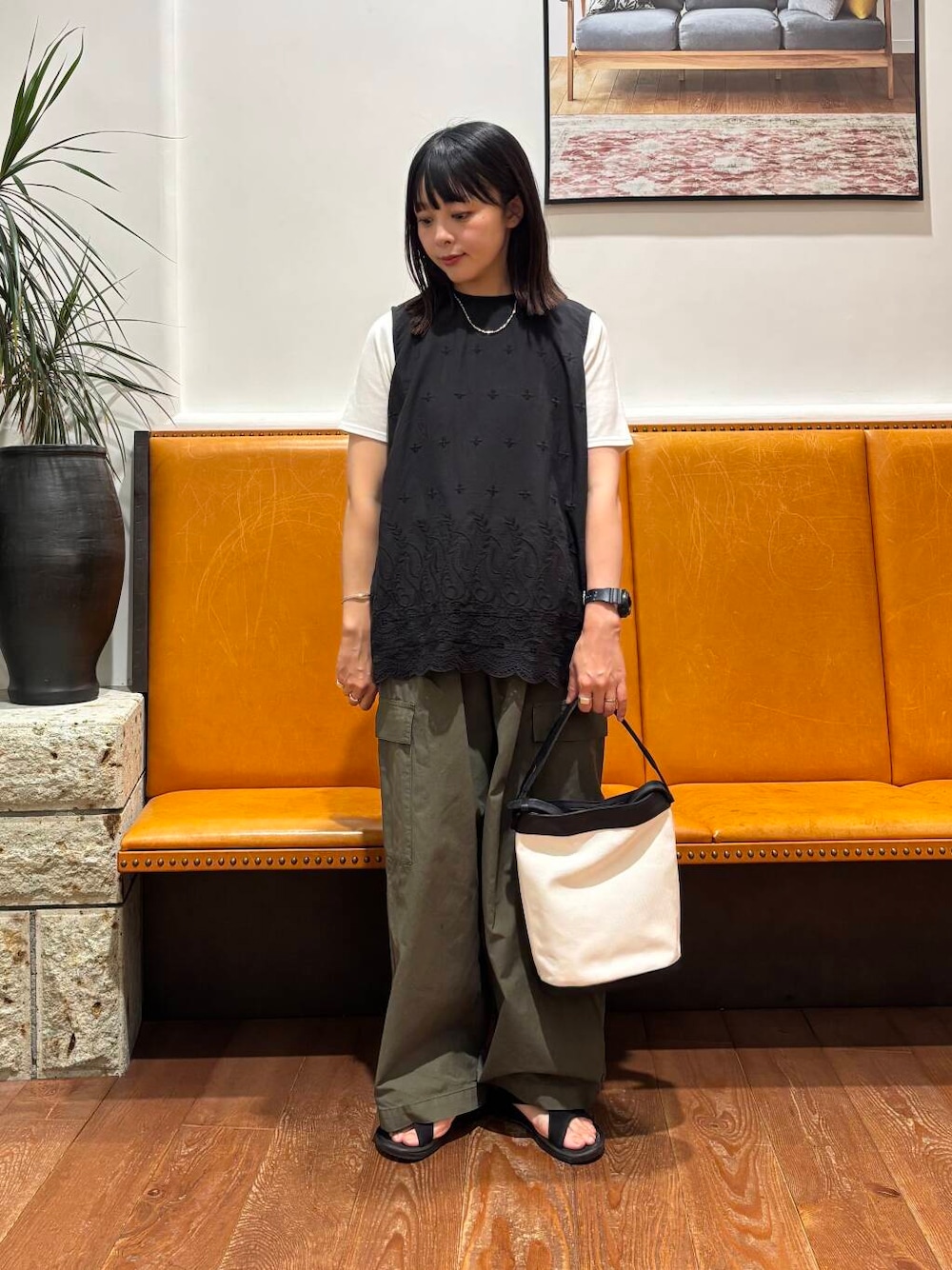 ブラック系のTシャツ/カットソー、ブラック系のショルダーバッグ、ブラック系のシャツ/ブラウスを着用したレディースの夏コーディネートの1枚目の写真