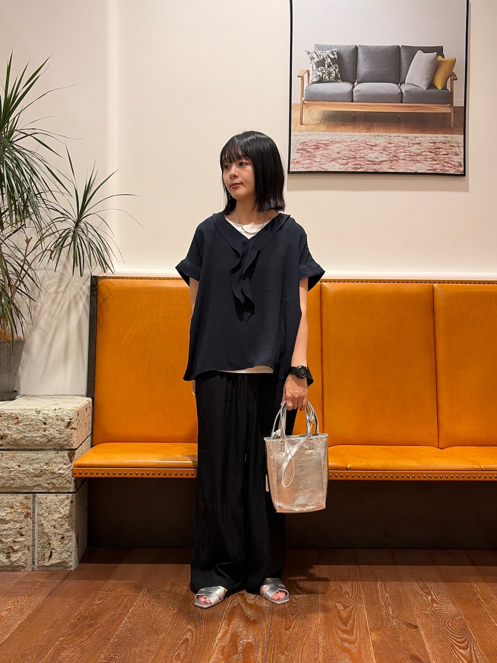 ブルー系のシャツ/ブラウス、ホワイト系のタンクトップ、ブラック系のその他パンツを着用したレディースの夏コーディネートの1枚目の写真