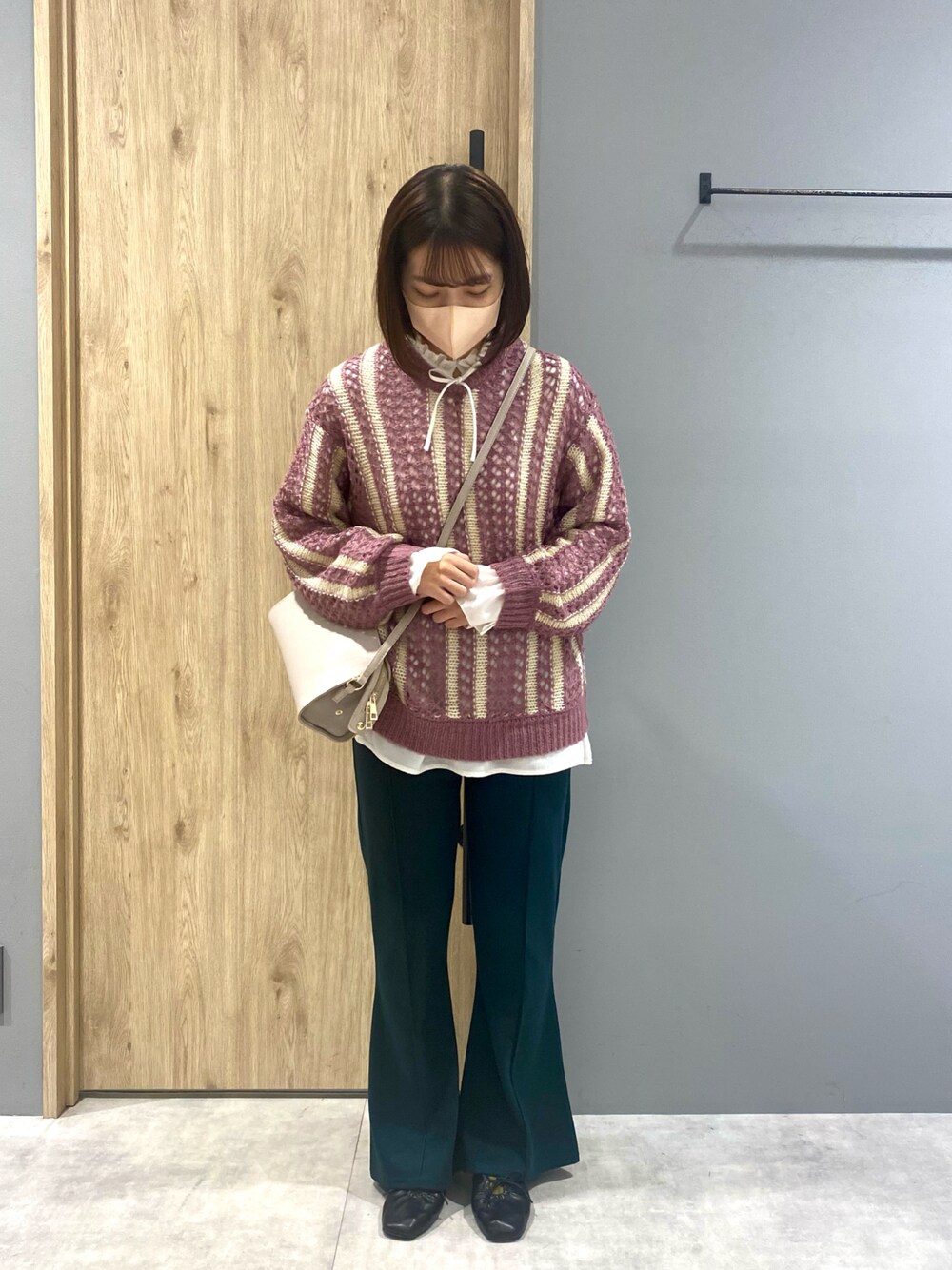 「MelanCleuge、Melan Cleuge リノアス八尾店、メランクルージュ、ちょうどいい大人服、オトナカジュアル、秋冬コーデ、ニットコーデ、ブラウス×ニット、重ね着、パンツスタイル、センタープレス」｜「Melan Cleugeのアイテム（ニット/セーター、パープル系）」を使った、お ま めさん（レディース・156cm）の秋コーディネートの1枚目の写真
