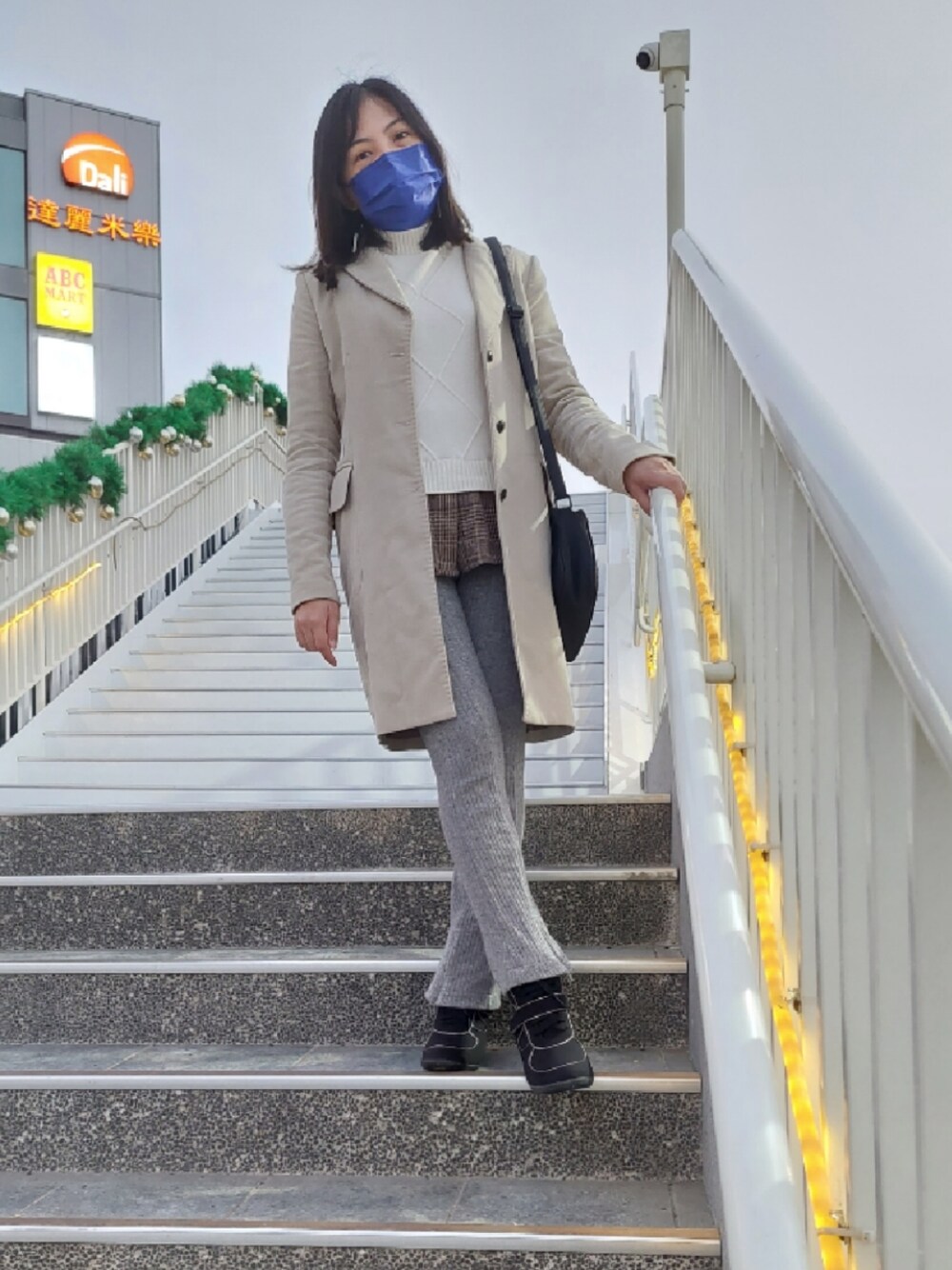 「ootd、復古、日系極簡、女人味、古着MIX、通勤穿搭」｜「ZARAのアイテム（トレンチコート、シルバー系）」を使った、Misaki さん（レディース・163cm）の冬コーディネートの1枚目の写真