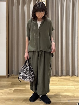 「studio CLIP（スタディオクリップ）の《natural by clip》リネンコンユルカーゴパンツ（カーゴパンツ、グリーン系）」を使った、シュナさん（レディース・160cm）の夏コーディネート
