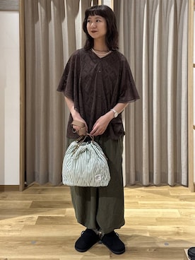 「studio CLIP（スタディオクリップ）の《natural by clip》リネンコンユルカーゴパンツ（カーゴパンツ、グリーン系）」を使った、シュナさん（レディース・160cm）の夏コーディネート