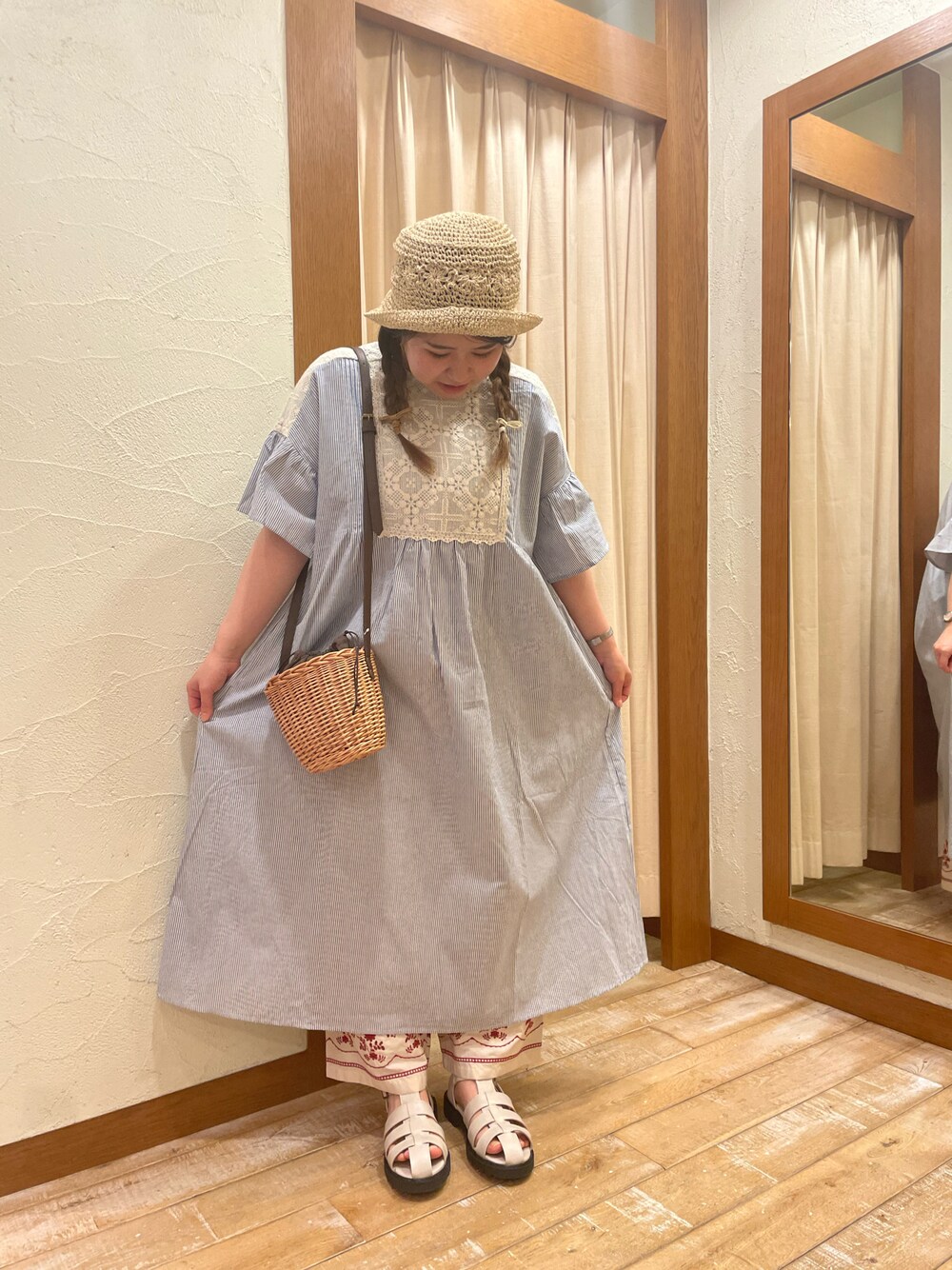 ブルー系のワンピース、ベージュ系のその他パンツ、ホワイト系のサンダルを着用したレディースの春コーディネートの1枚目の写真