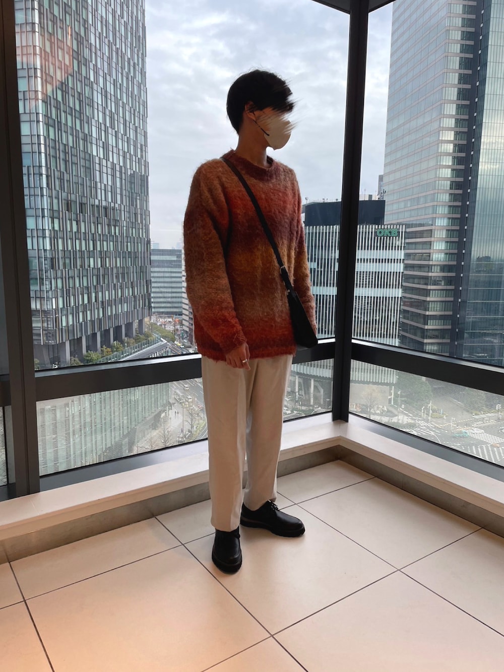 ブラック系のショルダーバッグ、その他のニット/セーター、ホワイト系のその他パンツを着用したメンズの冬コーディネートの1枚目の写真