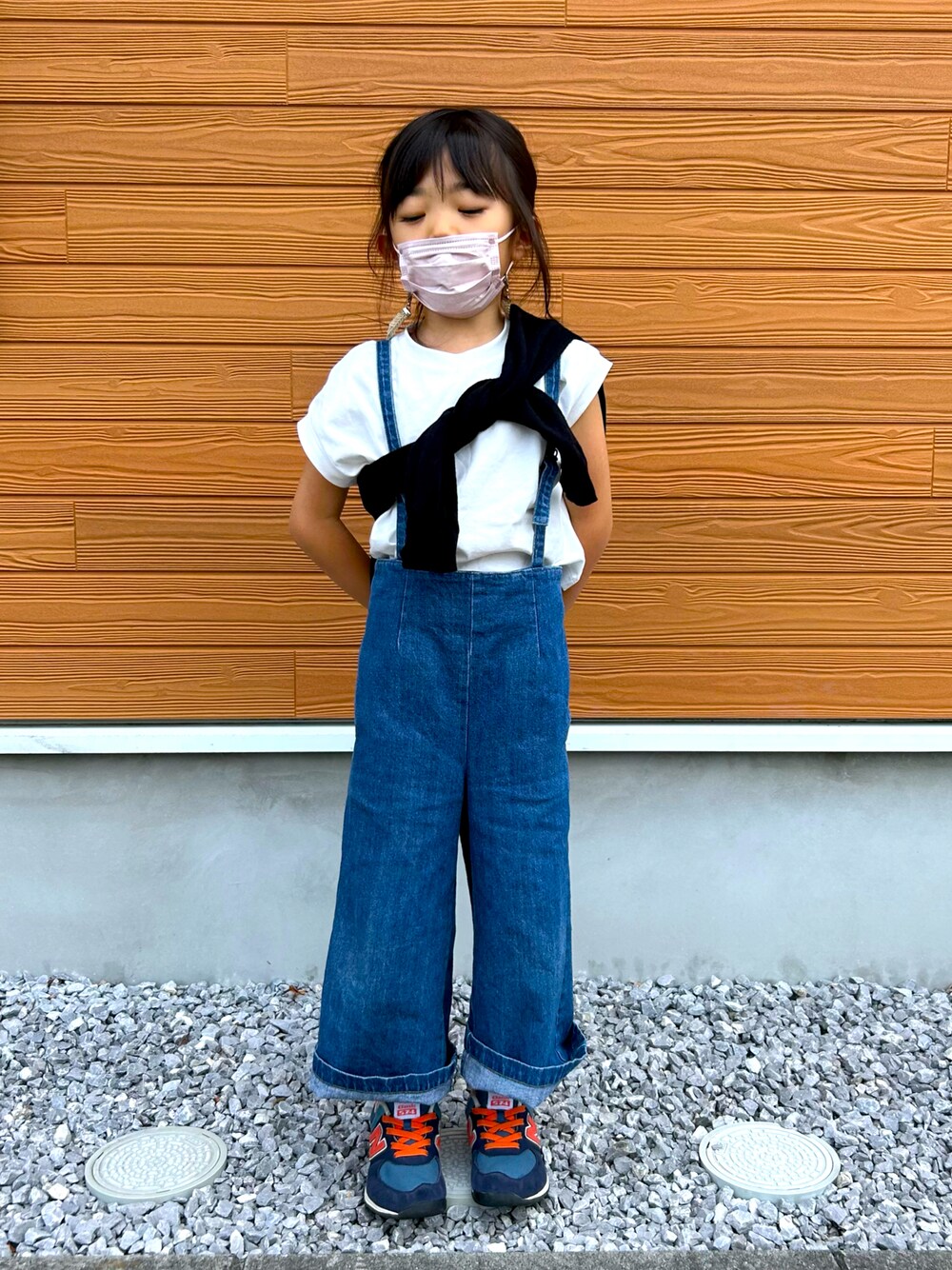 「カジュアルコーデ、春夏コーデ、休日スタイル、キッズコーデ、白Tシャツ、おしゃれさんと繋がりたい、着回しコーデ、女の子、ニューバランス、靴下屋、パンツスタイル、カジュアル、カーディガン、おんなのこ、ラクチンコーデ」｜「CIAOPANIC TYPYの【KIDS】【TYPY DENIM】甘織デニムサス付きパンツ（サロペット/オーバーオール、ブルー系）」を使った、huu0831さん（キッズ・120cm）の春コーディネートの1枚目の写真