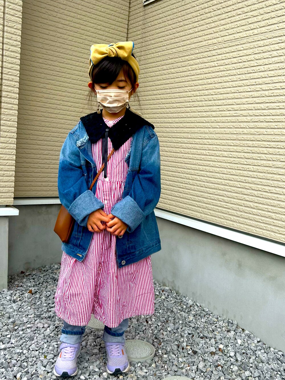 「キッズコーデ、女の子コーデ、デニムパンツ、ジャケット、おしゃれさんと繋がりたい、キッズファッション、着回しコーデ、休日スタイル、カジュアル、ワンピース、おんなのこ、ヘアバンド、ジャケットスタイル、ショルダーバッグ、冬コーデ」｜「GUのアイテム（ジャケット/アウター、ブルー系）」を使った、huu0831さん（キッズ・120cm）の冬コーディネートの1枚目の写真