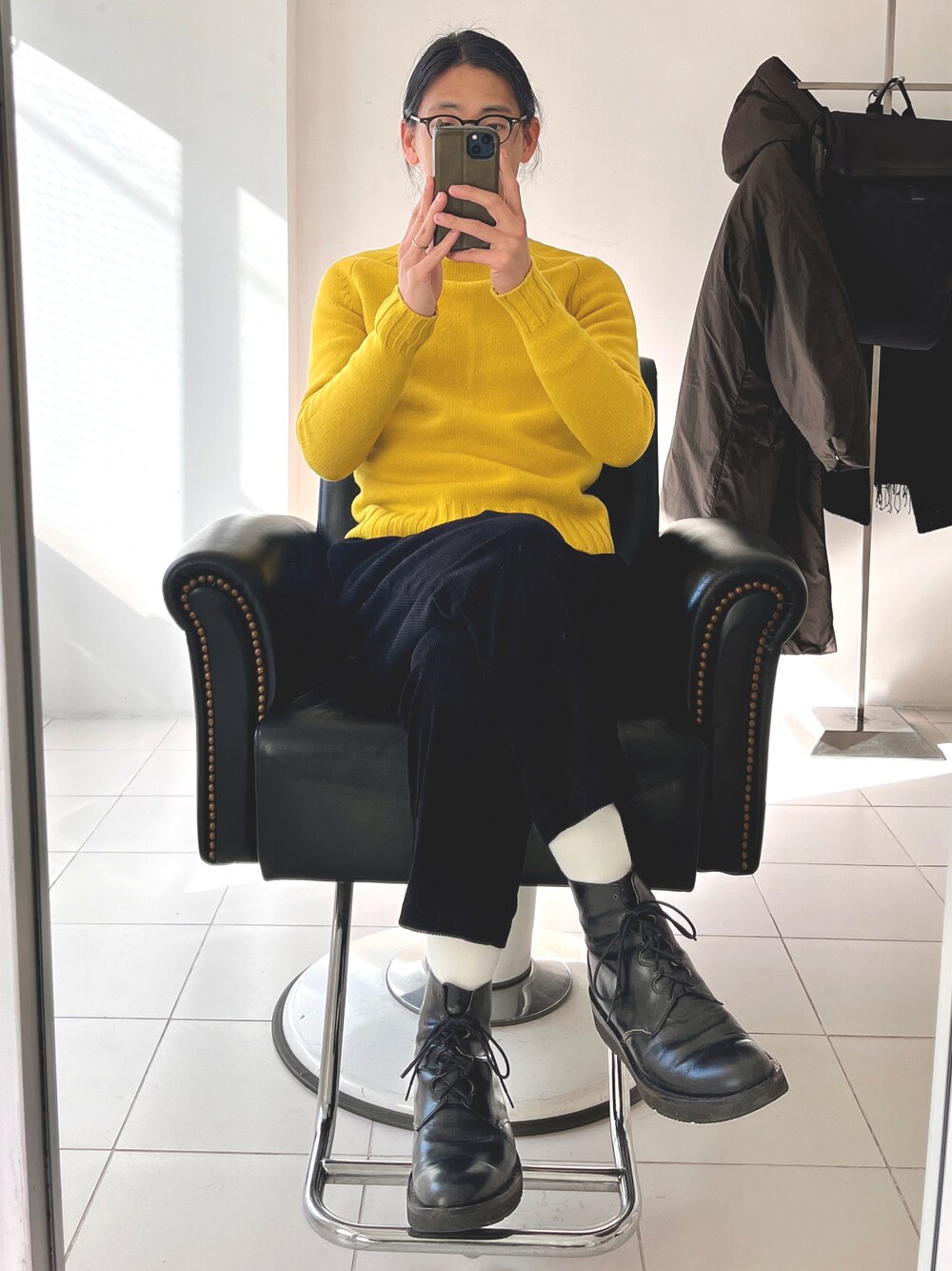 「salon、冬コーデ、休日コーデ、土日祝だけ着る服たち、ニットコーデ、コーデュロイパンツ、ブーツスタイル」｜「無印良品のアイテム（パンツ、ブラック系）」を使った、Izumiさん（メンズ・175cm）の冬コーディネートの1枚目の写真