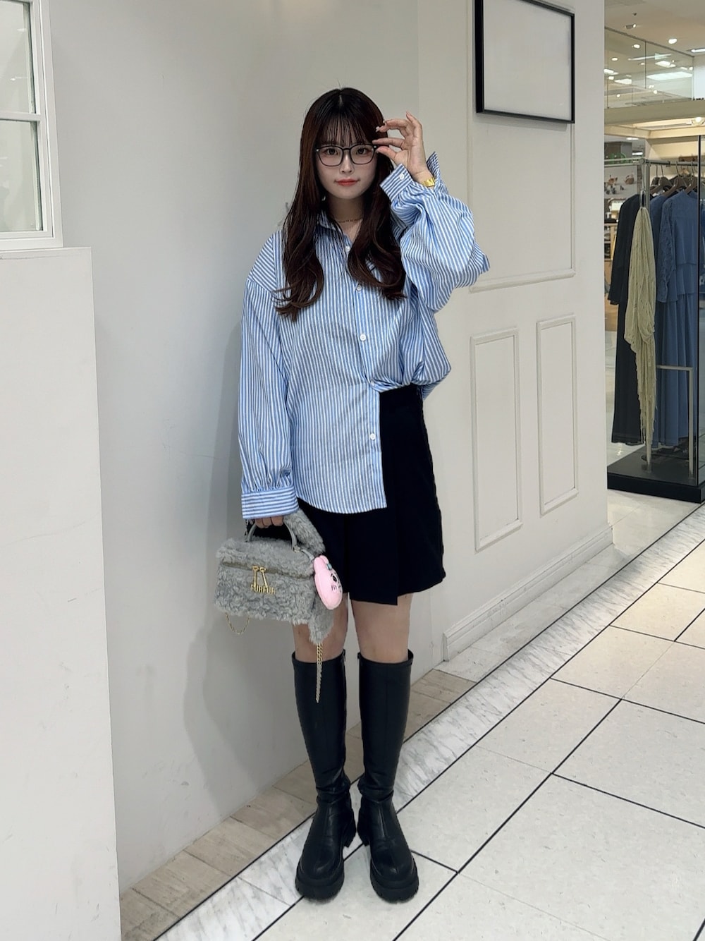 「秋コーデ、秋っぽコーデ更新中、めがね、メガネ女子、秋服コーデ、シャツスタイル、シャツ、いいね、save、フォローお願いします🤑、シンプルスタイル、ロングブーツ、ショートパンツ、ミニスカート、きれいめカジュアル、デートコーデ」｜「Heatherのインヒールストレッチロングブーツ　229820（ブーツ、ブラック系）」を使った、fu yuさん（レディース・160cm）の秋コーディネートの1枚目の写真