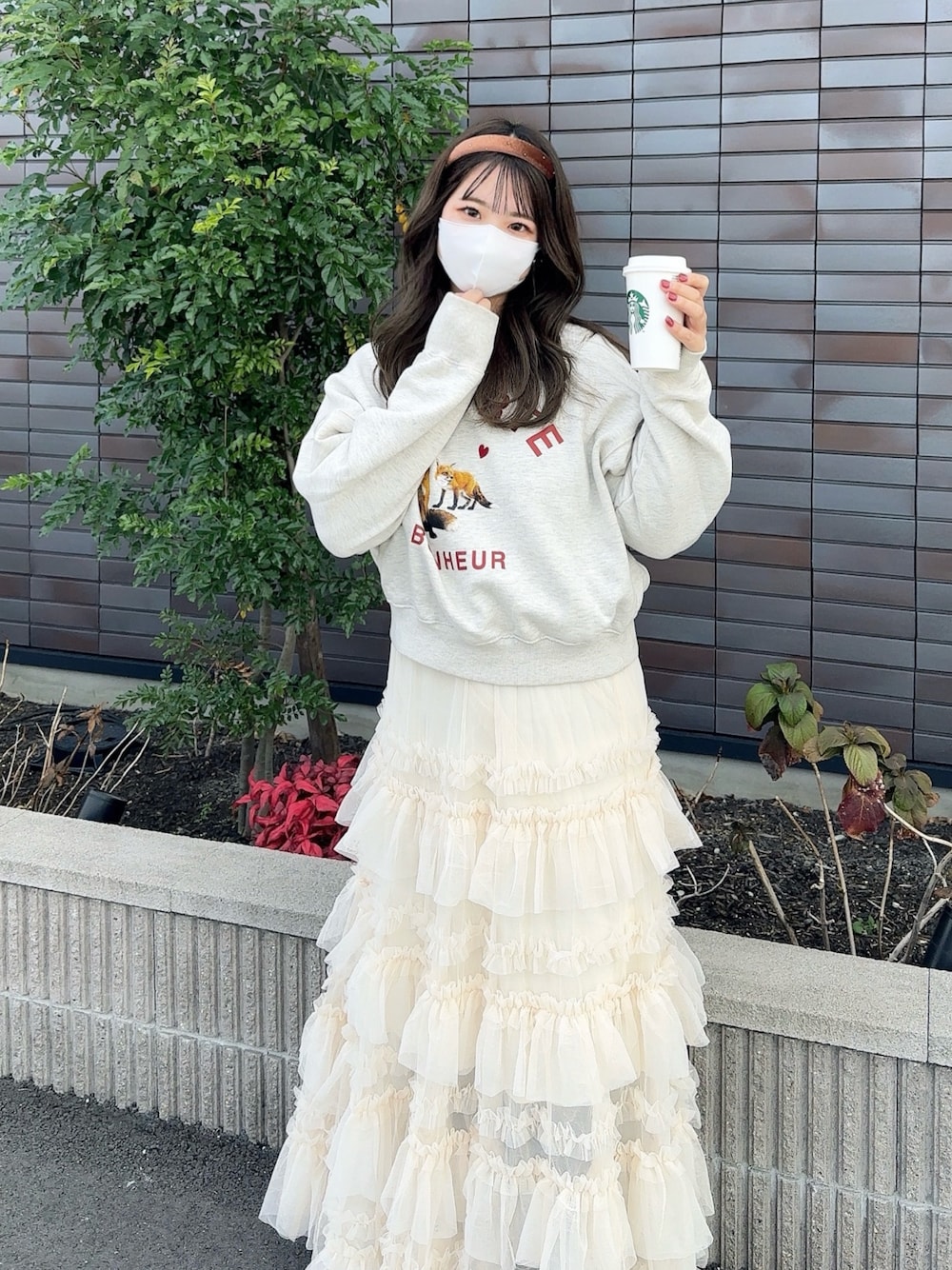 「おでかけコーデ、スウェット、休日コーデ、大人カジュアル、ラクチンコーデ、スニーカー女子、冬服、いいね、save、フォローお願いします🤑、淡色コーデ、ヘアアレンジ、スカート、チュールスカート、スニーカーコーデ、リラックススタイル、今日のコスメと服」｜「NUGUのアイテム（スウェット、グレー系）」を使った、fu yuさん（レディース・160cm）の冬コーディネートの1枚目の写真