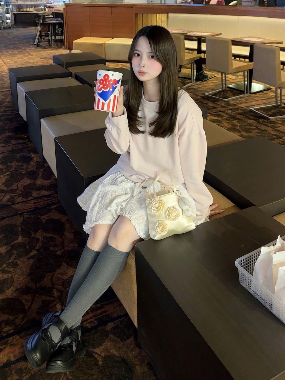 「最近のいい感じコーデ、映画、韓国ファッション、スウェット、おでかけコーデ、オトナカジュアル、春ファッション、今日のコーデ、スニーカー、ミニスカート、プチプラ、春コーデ、いいね、save、フォローお願いします🤑、春服、骨格ストレート」｜「ROCKFISH WEATHERWEARのBRYN VELCRO SNEAKRES(MESH)（スニーカー、ブラック系）」を使った、fu yuさん（レディース・160cm）の春コーディネートの1枚目の写真