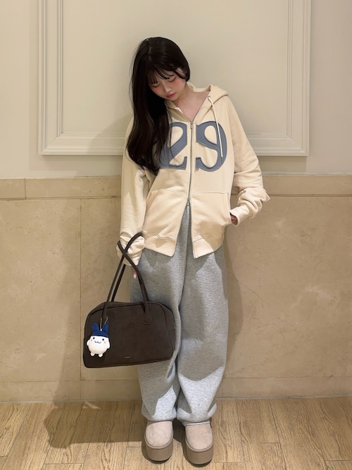 129 ロゴパッチフードジップアップクリーム（パーカー）｜ILLIGO