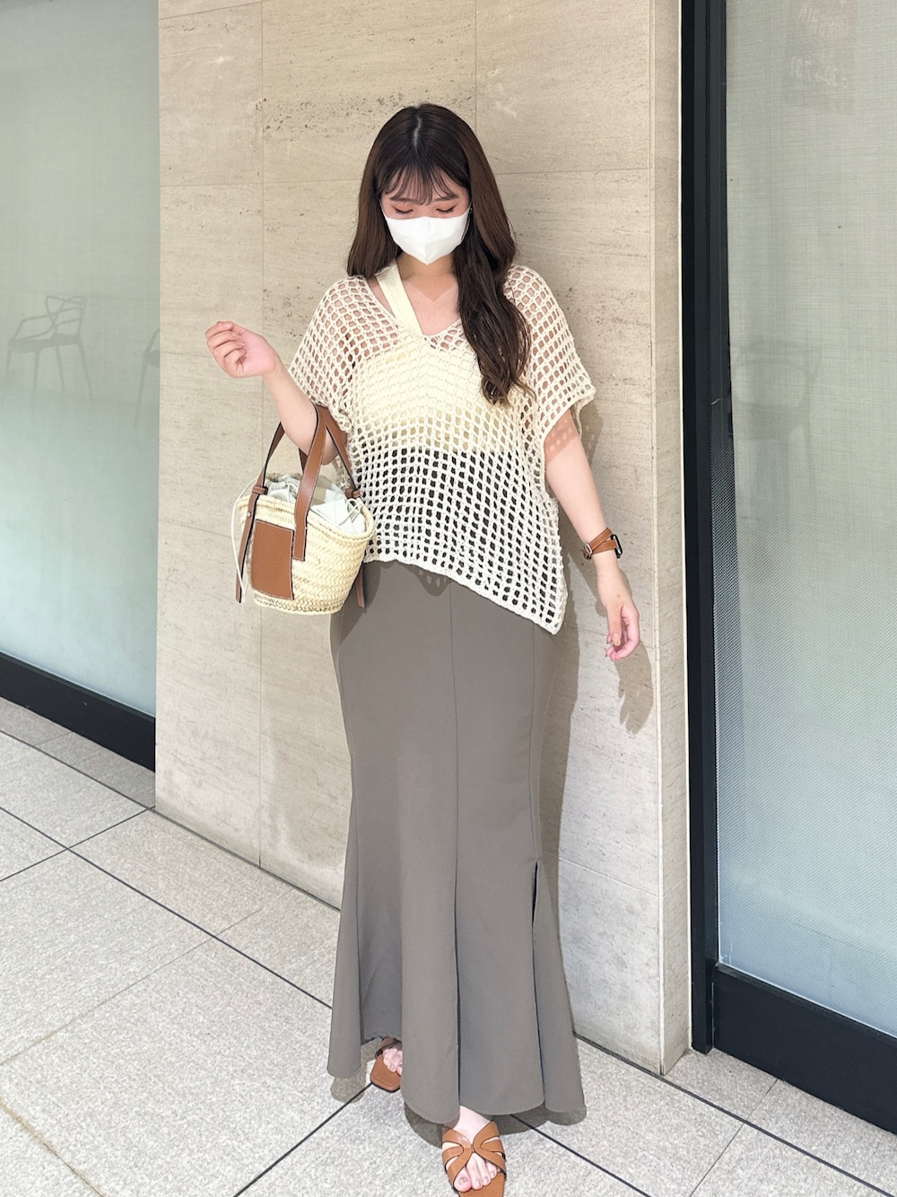 「休日コーデ、淡色コーデ、淡色女子、綺麗めカジュアル、夏コーデ、ホワイトコーデ、変形トップス、かごバッグ、今日のコーデ、レイヤードスタイル、shein、夏服」｜「LOEWEのバスケットバッグ スモール (ヤシの葉＆カーフ)（かごバッグ、ベージュ系）」を使った、fu yuさん（レディース・160cm）の夏コーディネートの1枚目の写真