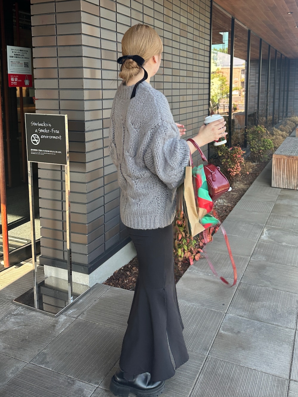 「お出かけコーデ、ワントーンコーデ、骨格ストレート、骨格ウェーブ、スカート、秋服、モノトーンコーデ、今日のコーデ、大人可愛い、大人ガーリー、きれいめカジュアル、キレイめカジュアル、休日スタイル、GRL」｜「GRLのアイテム（ニット/セーター、グレー系）」を使った、fu yuさん（レディース・160cm）の秋コーディネートの1枚目の写真