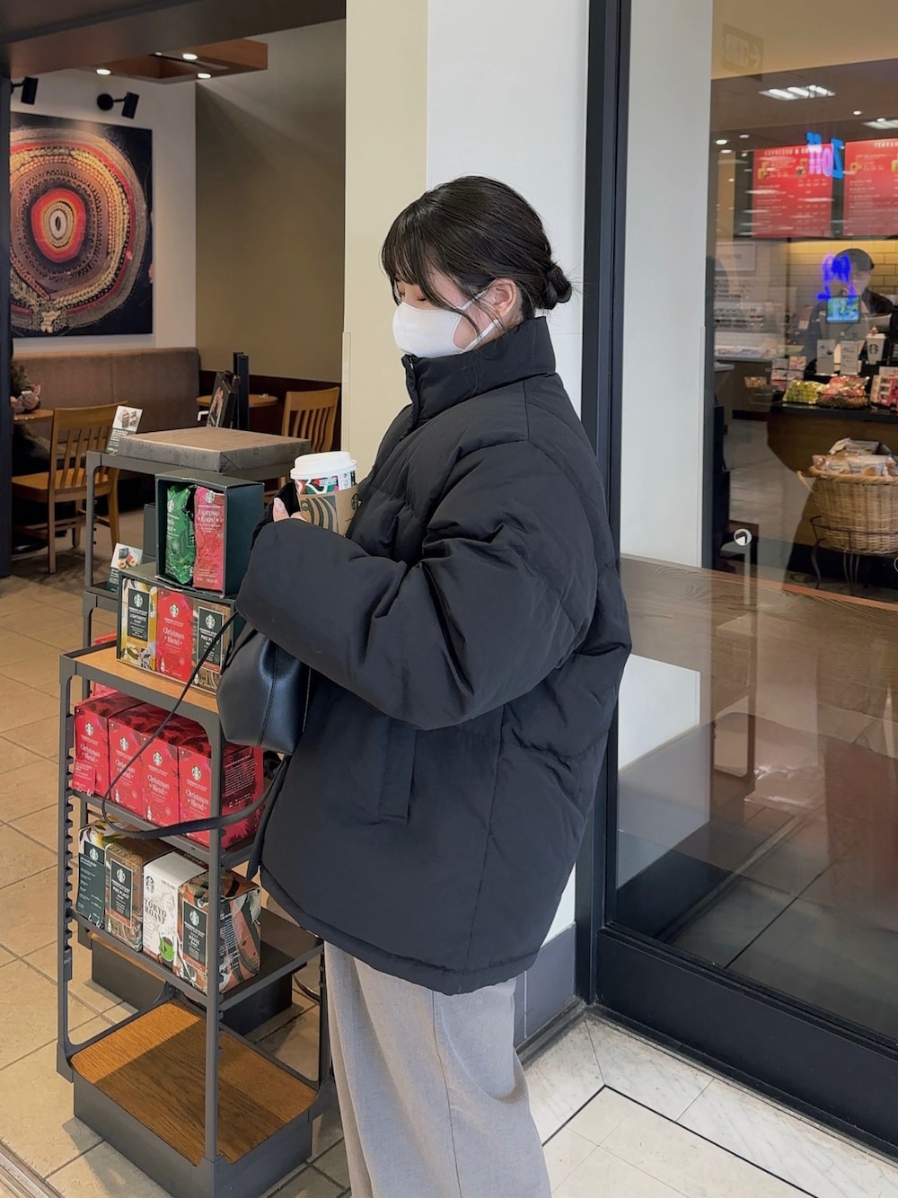 「新星WEARISTAにエントリー、大人カジュアル、冬、あったかコーデ、ootd、ダウンジャケット、今日のコーデ、おしゃれさんと繋がりたい、オーバーサイズ、骨格ウェーブ、カジュアルコーデ、ブラックコーデ、大人コーデ」｜「Ungridのミドル丈ルーズシルエットダウン（ダウンジャケット/コート、ブラック系）」を使った、fu yuさん（レディース・160cm）の冬コーディネートの1枚目の写真
