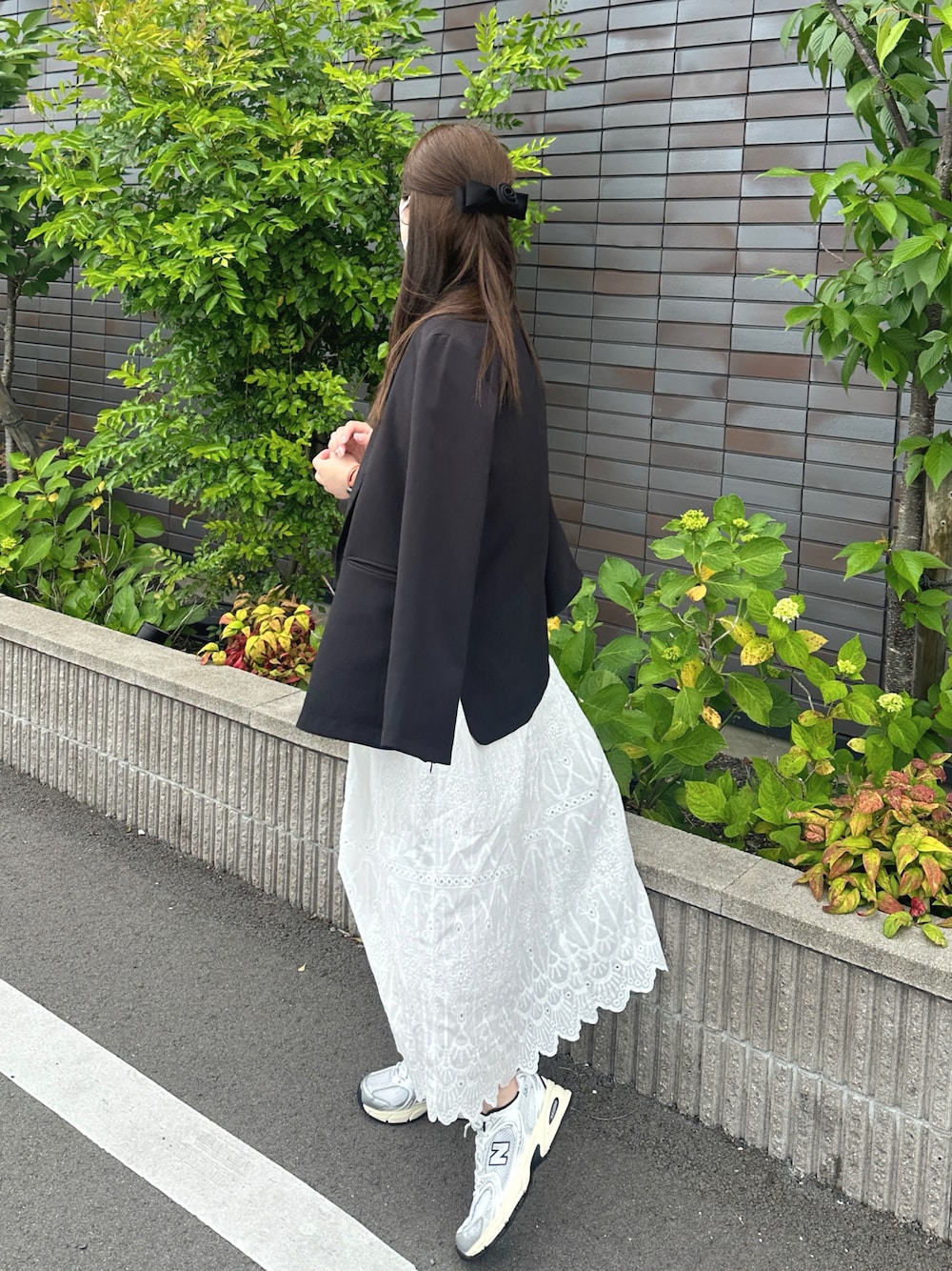 「きれいめカジュアル、お出かけコーデ、ジャケットスタイル、ジャケット、ZARA、スニーカー、スニーカーコーデ、ワンピース、お洒落さんとつながりたい、ロングワンピース、キレイめカジュアル、オトナカワイイ、イエベ春」｜「JUNOAHのスリットスリーブ金ボタンテーラードジャケット（テーラードジャケット、ブラック系）」を使った、fu yuさん（レディース・160cm）の夏コーディネートの1枚目の写真