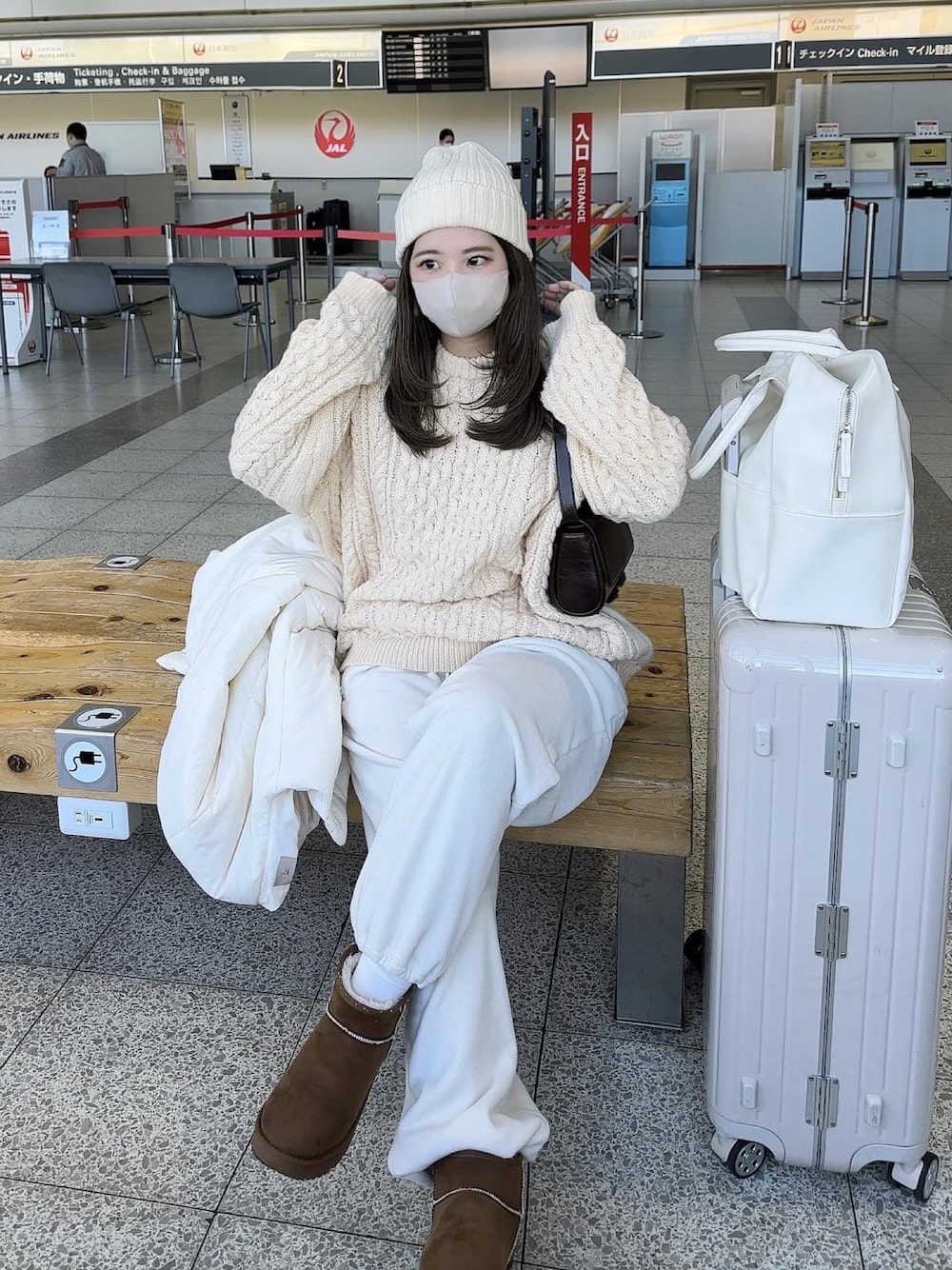 「新星WEARISTAにエントリー、冬のコーデ、お出かけコーデ、旅行コーデ、カジュアルコーデ、ニットコーデ、パンツスタイル、クリスマスコーデ、ワントーンコーデ、帽子、ムートンブーツ、ニット帽、スウェットパンツ、韓国ファッション」｜「VANNIE UのキャリーオントラベルボストンBAG／大容量・マルチポケット（ボストンバッグ、ホワイト系）」を使った、fu yuさん（レディース・160cm）の冬コーディネートの1枚目の写真