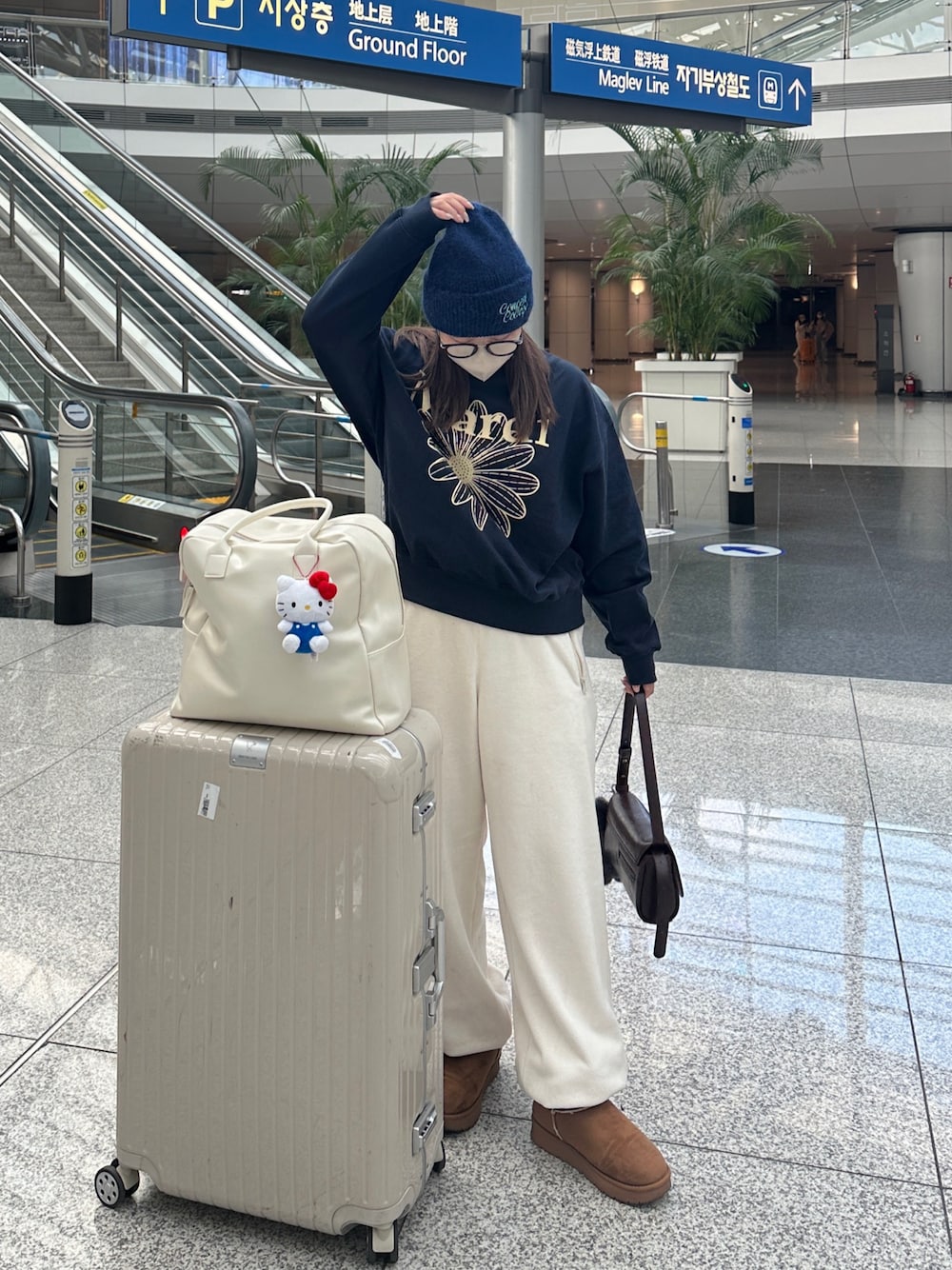 fu yuさんの「SWEATSHIRT FLOWERMARDI（Mardi Mercredi）」を使ったコーディネートの1枚目の写真