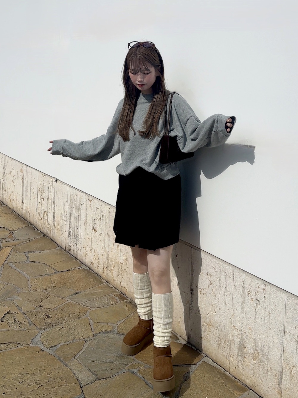 「スウェット、今日のコーデ、ゆるコーデ、ムートンブーツ、ルーズソックス、お洒落さんとつながりたい、カジュアル、カジュアルコーデ、カジュアルスタイル、休日スタイル、秋服、おでかけコーデ、秋コーデ、骨格ストレート、ショートパンツ」｜「GUのアイテム（パンツ、ブラック系）」を使った、fu yuさん（レディース・160cm）の秋コーディネートの1枚目の写真