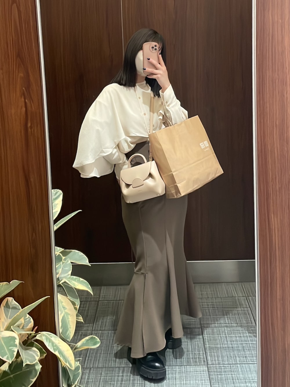 「秋先取りコーデ、マーメイドスカート、淡色コーデ、淡色女子、ブラウス、ブラウン、ブラウンコーデ、シンプルコーデ、きれいめコーデ、きれいめカジュアル、秋服準備はじめました、秋コーデ、秋服、秋っぽコーデ更新中」｜「LAUIRのスリットマーメイドロングスカート(薄手伸縮生地)（スカート、ブラウン系）」を使った、fu yuさん（レディース・160cm）の秋コーディネートの1枚目の写真