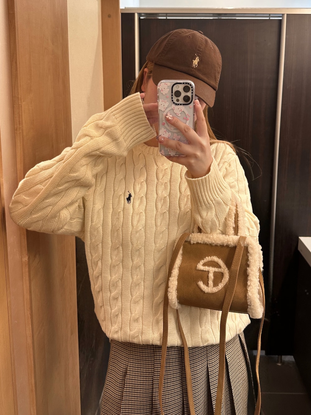 「ブラウン、ニットコーデ、シンプルスタイル、秋冬コーデ、秋冬、クリスマスコーデ、秋服コーデ、秋っぽコーデ更新中、ニット、ラルフローレン、骨格ストレート、キャップ、おでかけコーデ、今日のコーデ、秋服」｜「POLO RALPH LAURENのケーブルニット コットン セーター（ニット/セーター、ベージュ系）」を使った、fu yuさん（レディース・160cm）の秋コーディネートの1枚目の写真