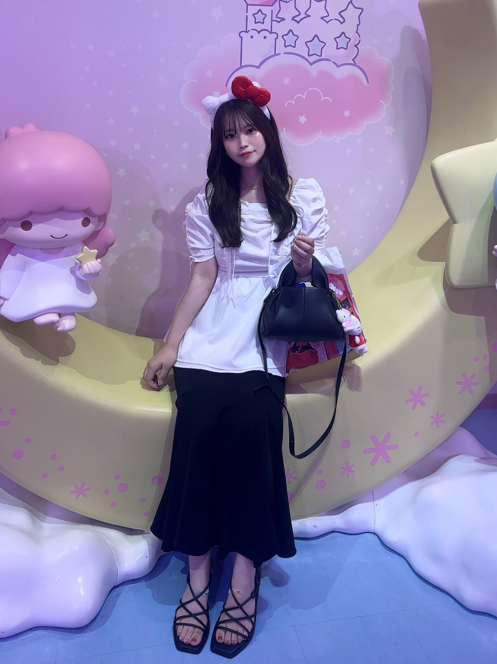 「夏コーデ、アツいコーデ全部見せ、プチプラ、白Tシャツ、お出かけコーデ、テーマパークコーデ、テーマパーク、スカート、マーメイドスカート、ガーリー、おでかけコーデ、サンリオピューロランド、モノトーン、ガーリーコーデ」｜「GRLのアイテム（シャツ/ブラウス、ホワイト系）」を使った、fu yuさん（レディース・160cm）の夏コーディネートの1枚目の写真