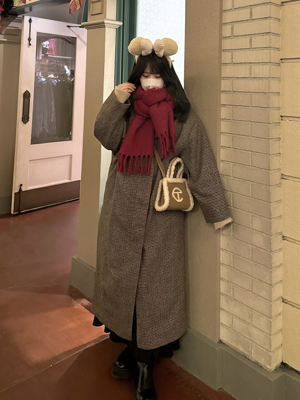 「新星WEARISTAにエントリー、お出かけコーデ、ディズニーコーデ、クリスマスに着たい服、クリスマスコーデ、デートコーデ、骨格ウェーブ、秋冬コーデ、おでかけコーデ、カジュアルコーデ、ロングコート、マフラー」｜「UGGのアイテム（ショルダーバッグ、ブラウン系）」を使った、fu yuさん（レディース・160cm）の冬コーディネートの1枚目の写真