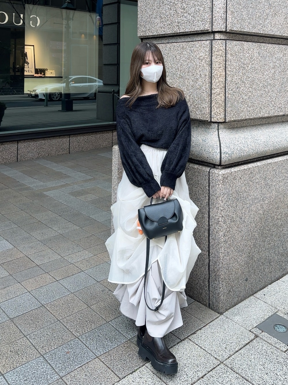 「大人女子、シンプルスタイル、キレイめカジュアル、オトナカジュアル、ニットコーデ、オフショルニット、オフショル、スカートコーデ、スカート、ニット/セーター、レディースファッション、大人かわいい、モノトーン、いいね、save、フォローお願いします🤑」｜「Louereのオフショルシャギーニット（ニット/セーター、ブラック系）」を使った、fu yuさん（レディース・160cm）の冬コーディネートの1枚目の写真