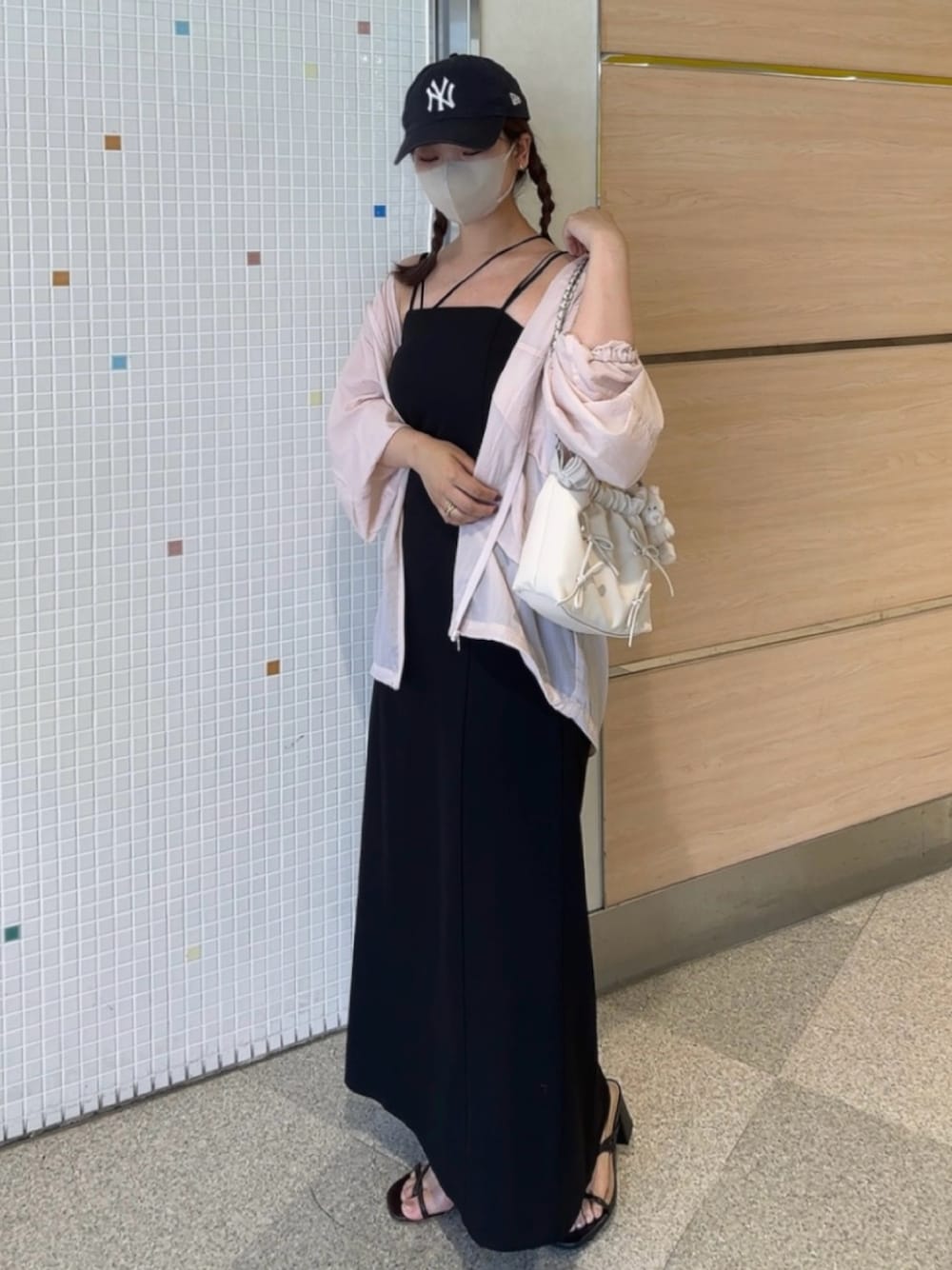 「お出かけコーデ、シャツスタイル、カジュアルスタイル、今日のコーデ、きれいめカジュアル、お洒落さんとつながりたい、プチプラ、オトナカジュアル、ワンピーススタイル、キャミワンピ、レイヤードスタイル、キャップ、サンダル、プチプラコーデ」｜「GUのアイテム（マウンテンパーカー、ピンク系）」を使った、fu yuさん（レディース・160cm）の夏コーディネートの1枚目の写真
