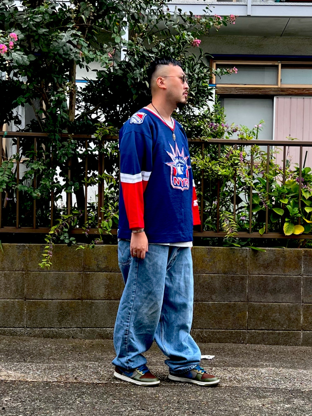 ブルー系のデニムパンツ、ブルー系のその他トップス、その他のスニーカーを着用したメンズの秋コーディネートの1枚目の写真