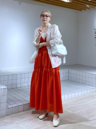 ジャンパースカートを使った「赤ワンピース」の人気ファッション 