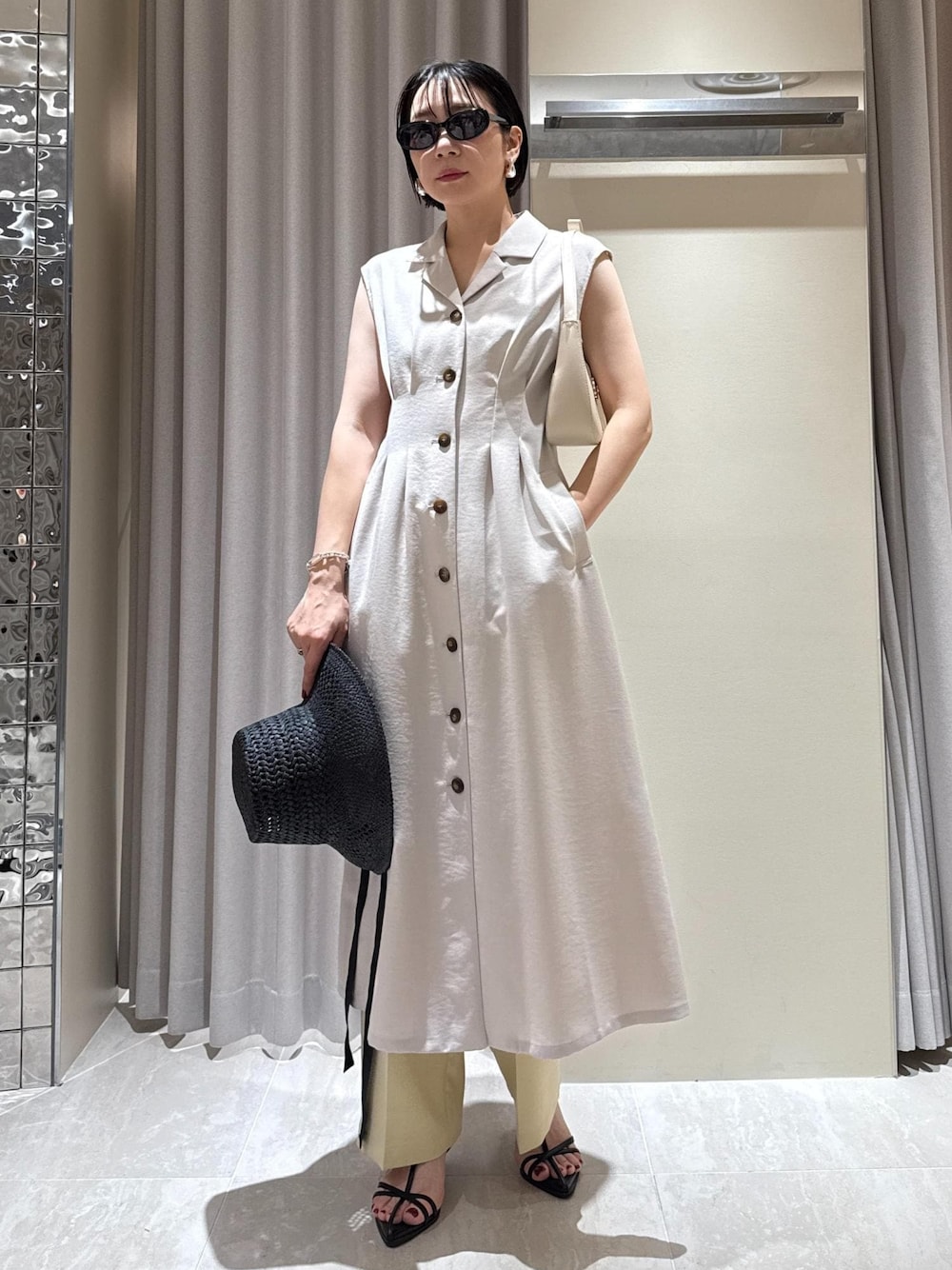 「ワンピースコーデ、美easyワンピースコーデ、美easyワンピース、接触冷感、接触冷感ワンピース、接触冷感パンツ、初夏コーデ、夏コーデ、デートコーデ、お出かけコーデ、旅行コーデ、推し活コーデ、女子会コーデ、モード、大人カジュアル」｜「VISの【ご好評につき追加生産】ハンドルリボンワンショルダーバッグ【180℃美人見え】（ハンドバッグ、ホワイト系）」を使った、harunaさん（レディース・162cm）の夏コーディネートの1枚目の写真